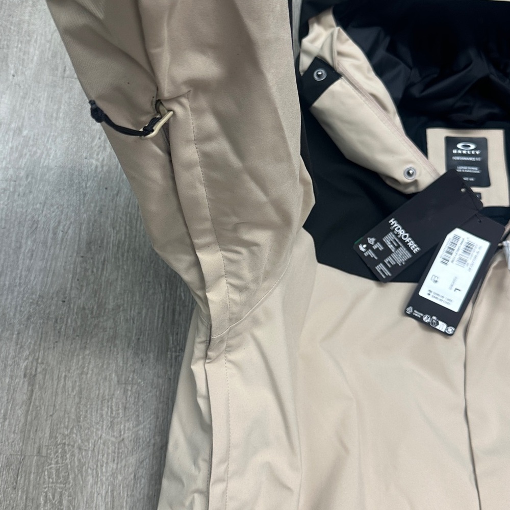 Oakley Men's Black and Cream Ski Jacket - Picture 12 of 14